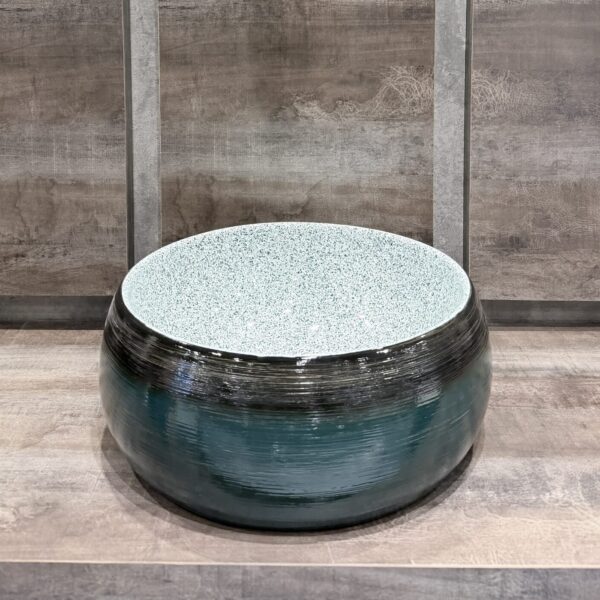 Bacha de cerámica sobre mesada pintada en degradé con interior granito Valemma