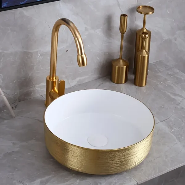 Bacha de cerámica sobre mesada acabado dorado con interior blanco Valemma